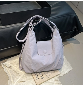 Nahaufnahme der hellvioletten Nylon-Umhängetasche mit verstellbarem Schultergurt