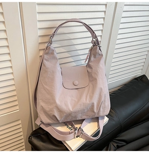 Detail der helllila Nylon-Halbmondtasche mit verstellbarem breitem Stoffschultergurt
