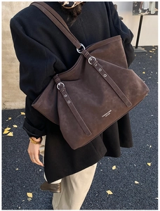Vue détaillée du grand sac cabas en daim marron café avec boucles de réglage et texte gravé