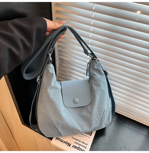 Hellblaue Nylon Hobo Umhängetasche mit Druckknopfklappe und breitem Schultergurt