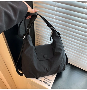 Nahaufnahme der schwarzen Nylon-Hobo-Tasche mit Silberschnalle und Gurt