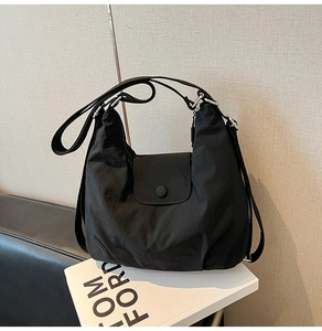 Nahaufnahme der schwarzen Hobo-Umhängetasche aus Nylon mit verstellbaren Riemen und Silberdetails
