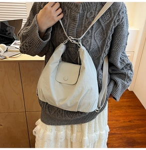 Detailansicht grauer Nylon-Rucksack mit wasserfestem Material und silbernen Metallringen
