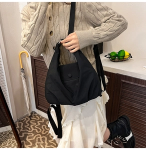 Praktische schwarze Nylon Umhängetasche mit Klappe und verstellbarem Schultergurt