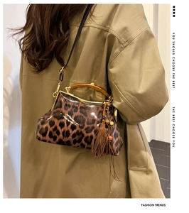 Détail du sac à main léopard avec poignée en bambou et élégant gland à franges en cuir