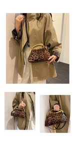 Vue détaillée du sac léopard avec poignée dorée et pendentif à pompon marron