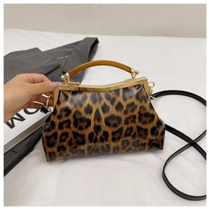 Détail du sac vintage imprimé léopard avec cadre en métal doré et poignée