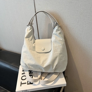 Vielseitige beige Umhängetasche mit großem Fassungsvermögen aus Nylon für den Alltag