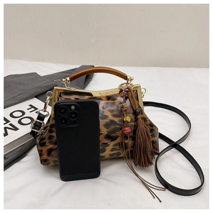 Détails du sac coquillage léopard avec cadre doré et poignée en ambre résine