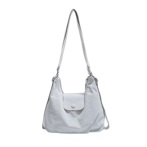 Minimalistische hellgraue Nylon-Tasche mit Mikrofalten und einem klassischen Klappverschluss