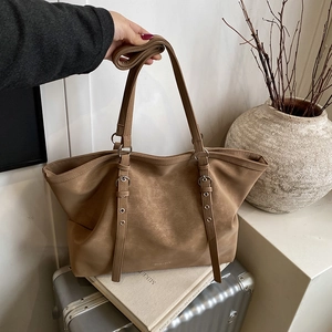 Sac fourre-tout vintage en cuir marron sur valise, sac à main rétro pour le quotidien