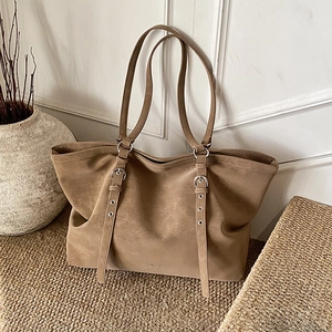 Sac fourre-tout vintage marron de grande capacité avec texture daim et boucles métalliques