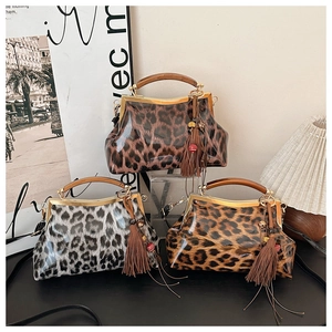 Vue détaillée des sacs coquillages léopard avec fini brillant, poignées en bois et glands