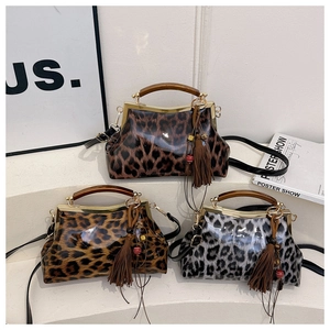 Sacs coquillages brillants à motif léopard avec poignées en bois et longs glands