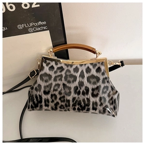 Détail du sac à main léopard avec poignée en bois vintage et fermoir doré métallisé