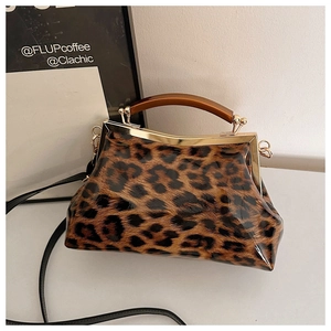 Détail du sac en cuir verni imprimé léopard avec poignée en résine ambre et fermoir