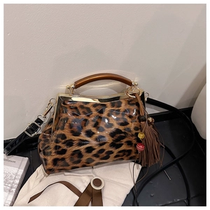 Détails du sac besace léopard avec poignée rétro et pendentif à pompon perlé chic