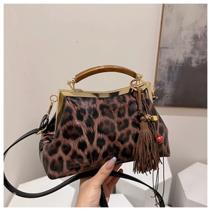 Détail du sac à main léopard avec poignée en résine ambre et fermoir doré chic