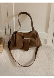 Gros plan du sac porté épaule rétro en daim marron avec boucle métallique argentée