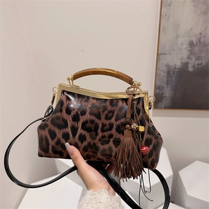 Sac sous le bras à motif léopard avec poignée ambre et détail de pompon