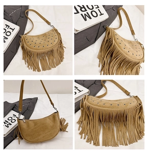 Détail du sac selle en daim camel avec œillets métalliques et longues franges