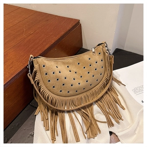 Détail du sac besace bohème en daim camel avec longues franges et œillets métalliques