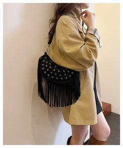Détail du sac besace bohème avec des rivets argentés et de longues franges fluides