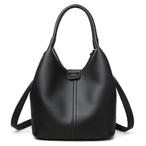 Elegante borsa a secchiello in pelle martellata nera con grande capienza e manici tondi