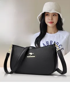 Dettaglio della borsa a tracolla in pelle PU nera con trama litchi e logo a canguro