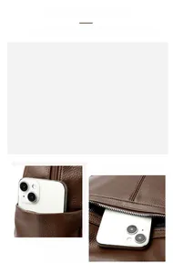 Dettaglio dello zaino in pelle marrone con tasche laterali e capacità per lo smartphone