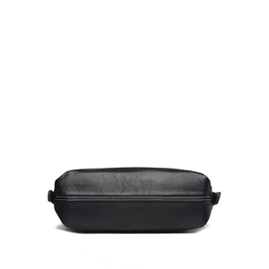 Vue du fond d'un cabas en cuir grainé noir avec coutures contrastées et détails marrons