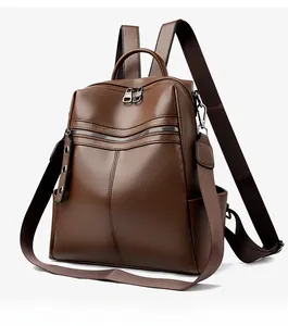 Dettaglio zaino in pelle litchi marrone scuro con doppia cerniera e anelli metallici