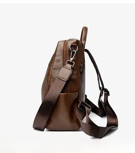 Dettaglio della trama in pelle marrone scuro e tasca laterale dello zaino moda da donna