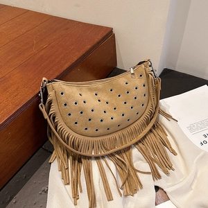 Sacoche bohème en daim avec franges et œillets métalliques en marron camel terreux