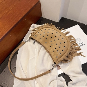 Sac à bandoulière chic en daim camel avec franges et rivets au design de selle