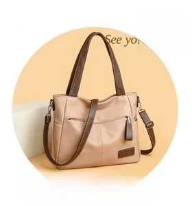 Detail der beige-rosa Leder-Einkaufstasche mit braunem Griff und Schultergurt