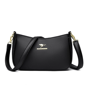 Elegante borsa a tracolla in pelle nera con emblema a canguro dorato su sfondo bianco