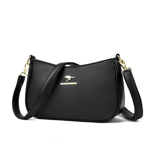 Borsa a spalla minimalista in pelle a mezzaluna nera con hardware dorato e tracolla regolabile