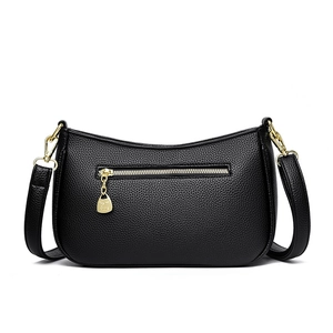 Elegante borsa a tracolla nera in pelle litchi con finiture dorate e ciondolo logo