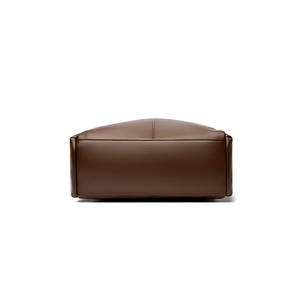 Vista dal basso dello zaino in pelle marrone con trama litchi e cuciture precise per donna