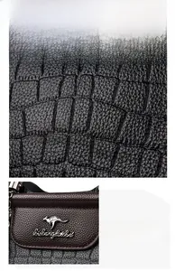 Détail du cuir gaufré noir motif crocodile avec emblème logo kangourou métallique