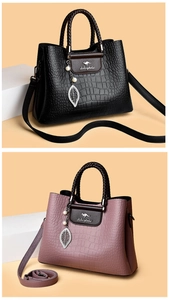 Détail de la texture cuir croco embossé et des poignées tressées sur les sacs