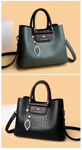 Détail de la texture crocodile sur sacs cabas avec anses tressées et breloques perles