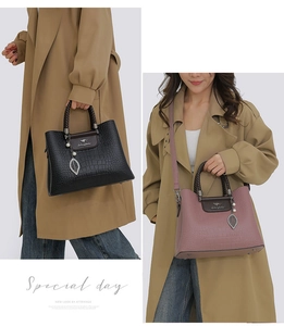 Détails de la texture cuir crocodile et des poignées tressées sur sacs à main élégants