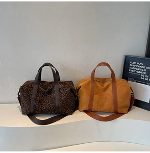 Detalle de bolsos tote en lona de leopardo y ante color camello con correas de hombro