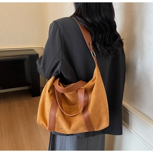 Bolso tote de ante marrón al hombro con textura vintage y silueta hobo de gran capacidad