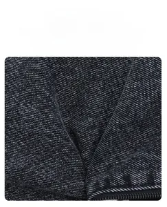 Vista macro del tessuto twill grigio scuro che mostra trama chiara e trama resistente