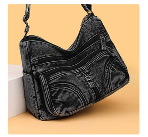 Dettaglio macro del tessuto denim lavato e tasche multiple con zip della borsa vintage