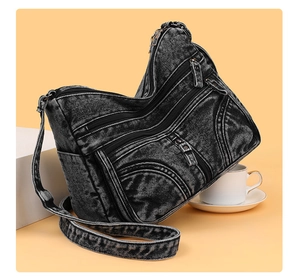 Dettaglio borsa a tracolla in denim lavato con tasche multiple con zip e cinturino