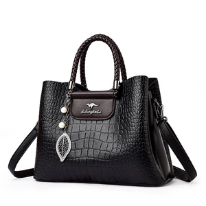 Sac à main noir pour femme avec gaufrage croco, anses tressées et breloque perle